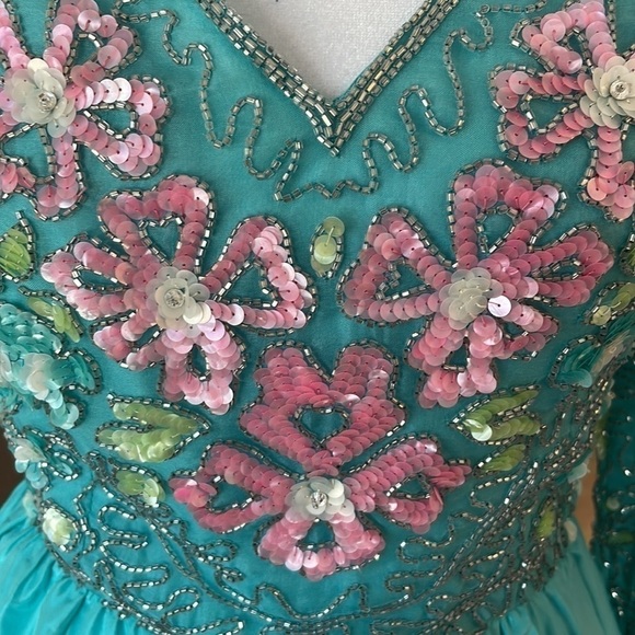 VINTAGE 100% Silk Hand Beaded Victoria Royal gown - Picture 4 of 13